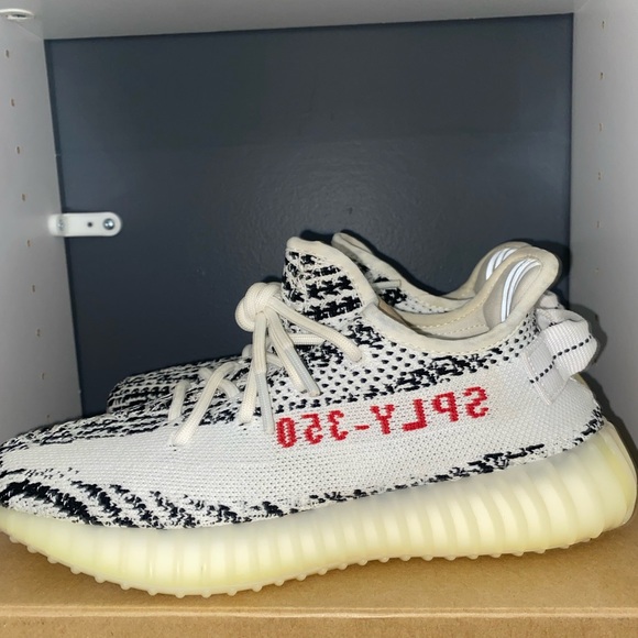 Yeezy 350 V2 Zebra - Picture 3 of 7